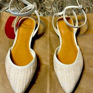 Indigo rd. Sandals with pointed toe, NWT, cream